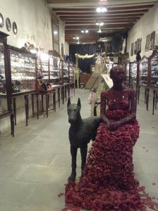 La tienda - joyería, con la dama de rojo a la entrada